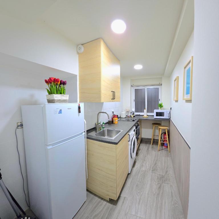 Modern Living Miramar II Elegant 3 Bedroom Stay in city center Walking distance to the trainstation and the beaches by NAMASTE ELITE - Apartamento de 3 dormitorios - 5