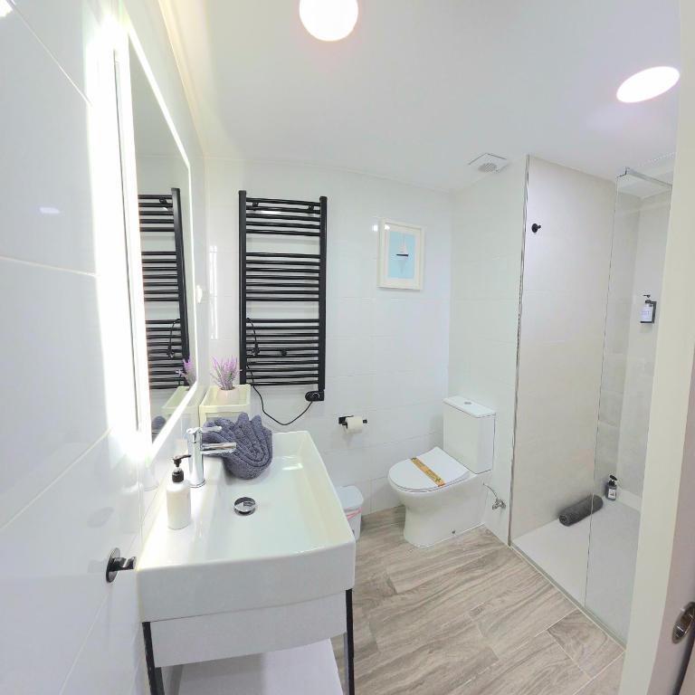 Modern Living Miramar II Elegant 3 Bedroom Stay in city center Walking distance to the trainstation and the beaches by NAMASTE ELITE - Apartamento de 3 dormitorios - 8