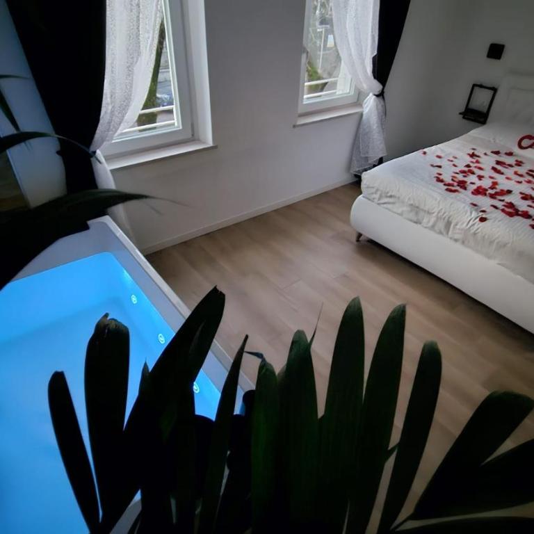 Superior Suite, Villa Joy Verona, Luxury Romantic Suite with Jacuzzi, near City Center - Appartamento - 5