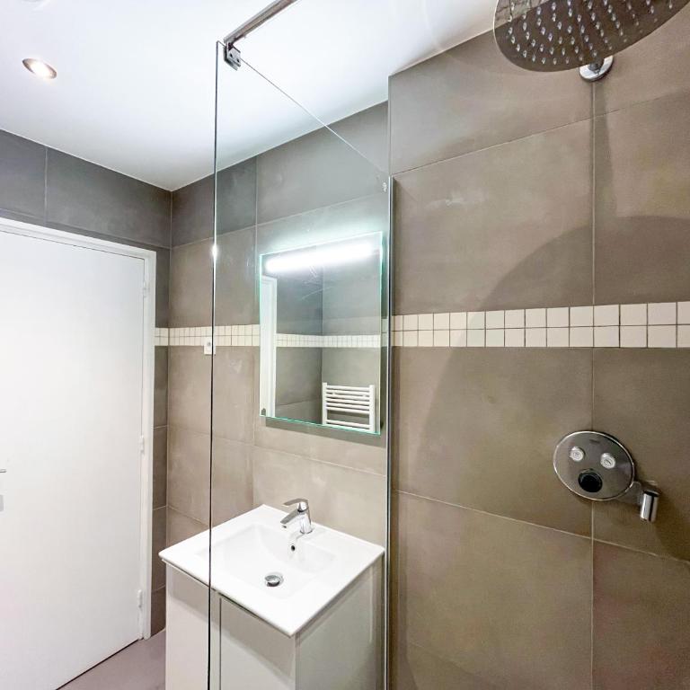 UrbanFlat 201 - Beautiful 2 Bedroom Flat in the center of Paris - Appartement - 17