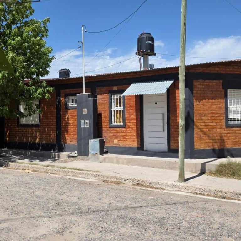 Casa Amplia 2 Dormitorios con Cochera Cerrada y Patio privado - Casa de 2 dormitorios - 1