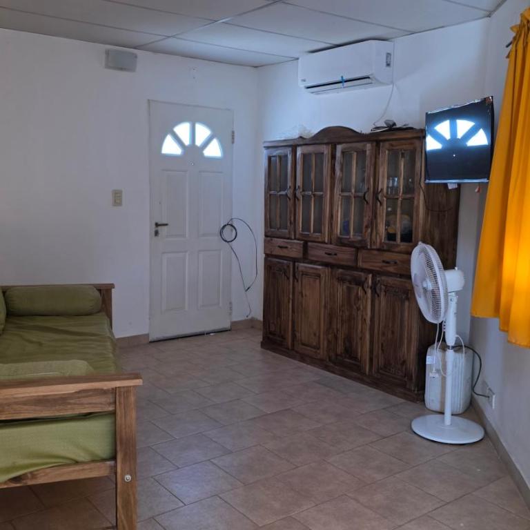 Casa Amplia 2 Dormitorios con Cochera Cerrada y Patio privado - Casa de 2 dormitorios - 2