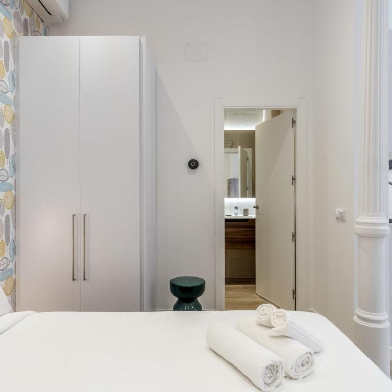 2 bedrooms 2 bathrooms- Modern and Bright- Center - Apartment - 10