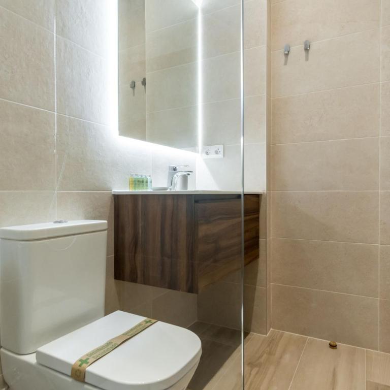 2 bedrooms 2 bathrooms- Modern and Bright- Center - Apartment - 25
