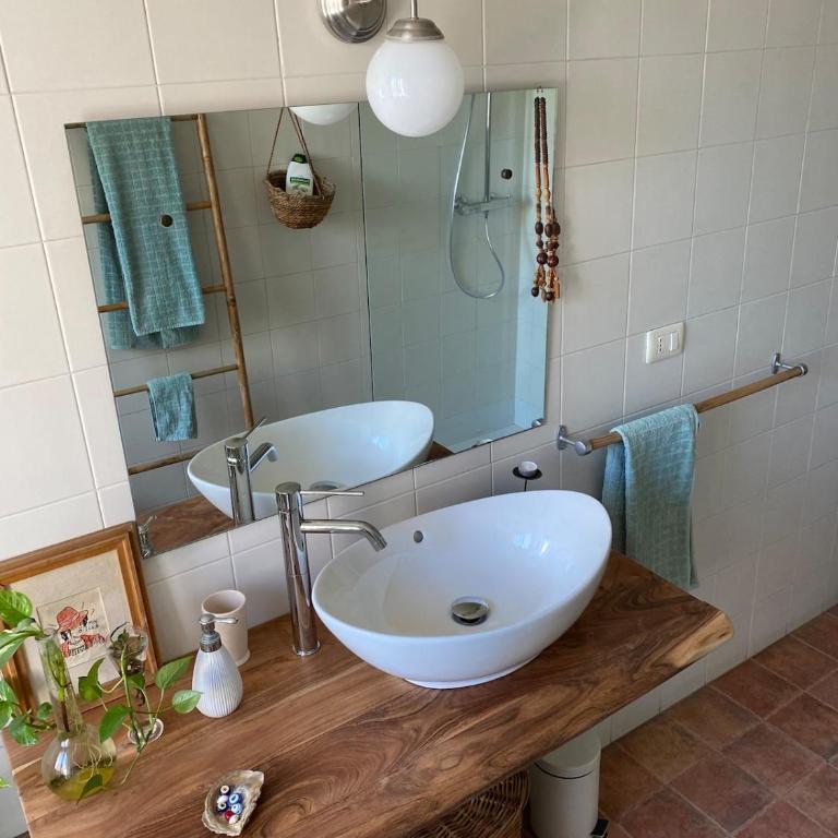 Camera con bagno privato e terrazzo a 10 minuti dalla Stazione Centrale - Oasis Bologna Centro - Camera Matrimoniale con Bagno Privato - 10