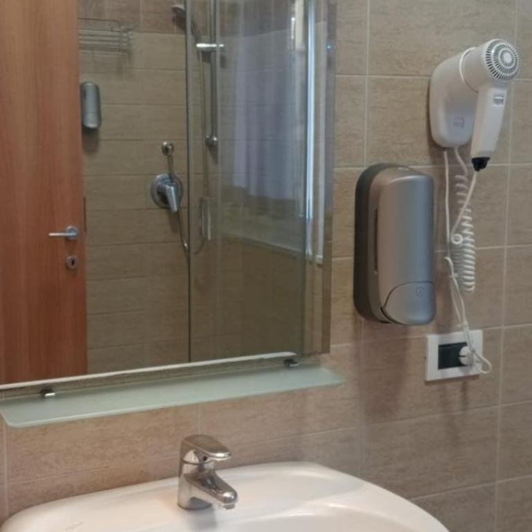 Roma Scout Center - Camera Familiare con Bagno Privato - 6