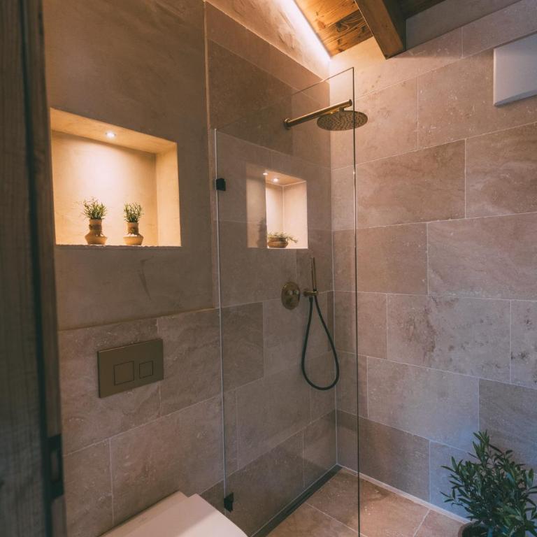 Residence Alpi - Private Spa & Living - Four-Bedroom Chalet with Sauna and Outdoor Whirlpool - 11