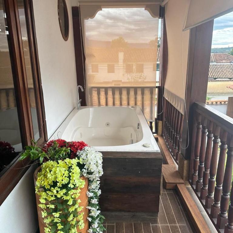 Hotel La Casa De Las Flores SPA - Habitación con cama grande y bañera de hidromasaje - 2