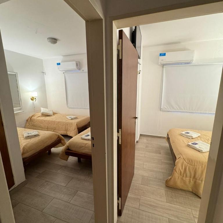 Hotel Plaza - Habitación Familiar con baño privado - 4