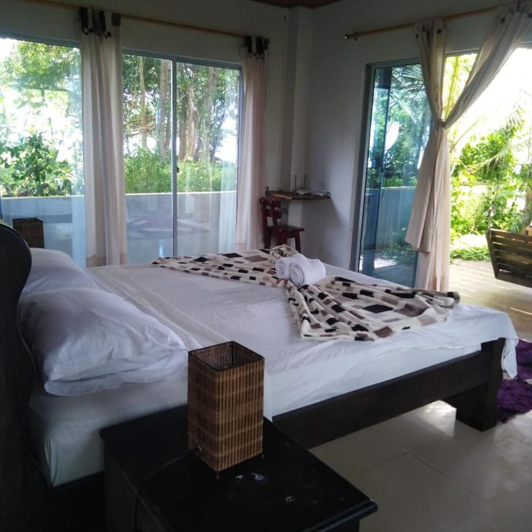 Hostal Hilltop Capurgana - Habitación con cama extragrande y vistas al jardín - 4