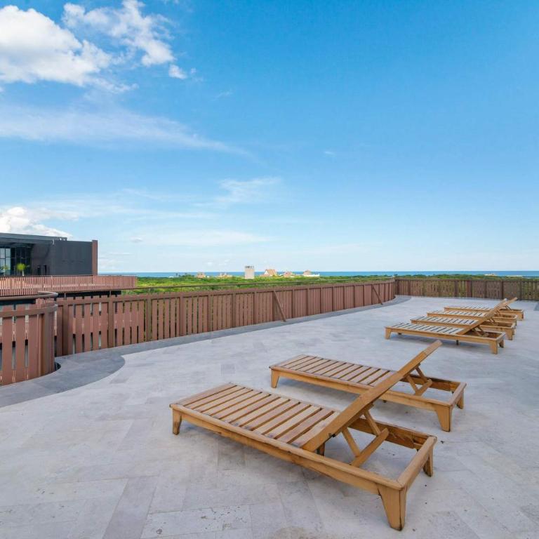 2BR Condo with Jacuzzi Near Habitas Beach - Apartment - 11
