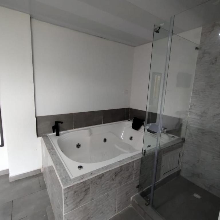 Finca Hotel La Fragata - Suite con bañera de hidromasaje - 1