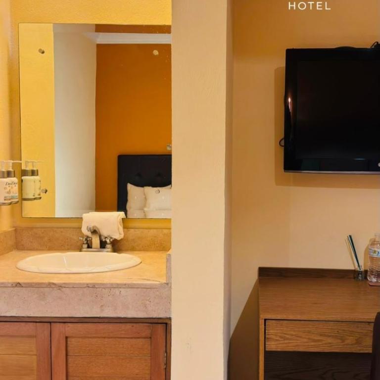 Hotel San Rafael - Standard Queen Room - 3