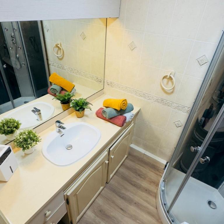 Logement entier - Idéalement situé - Appartement 2 Chambres - 9