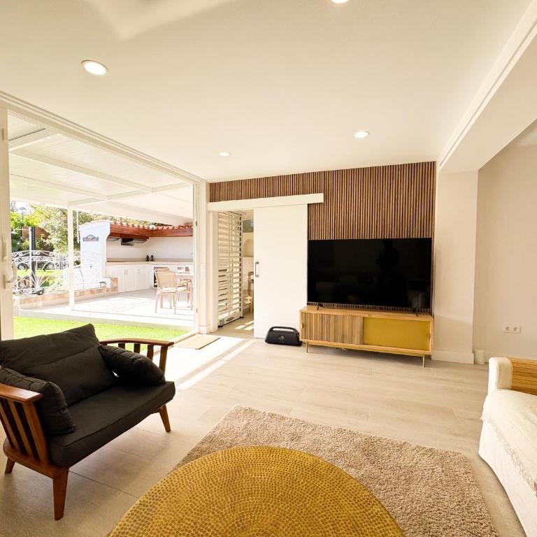 Avant Holidays San Agustin by CanaryScape - communal heated pool - Four-Bedroom House - 19