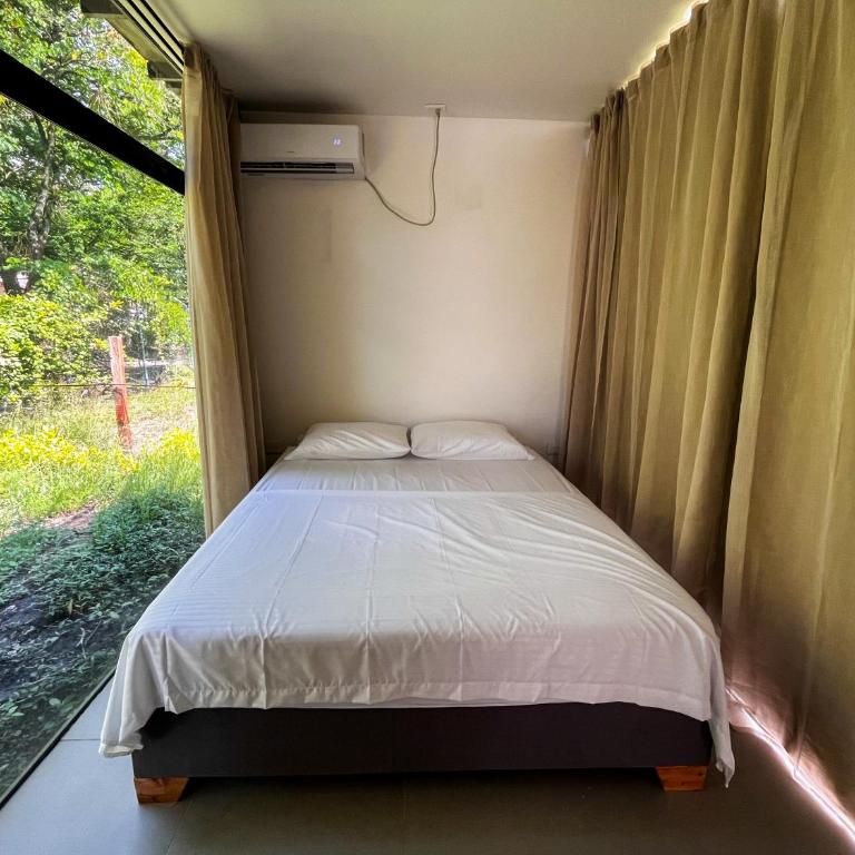 Cabaña de campo la MariaCa - Habitación con cama extragrande y vistas a la montaña - 4