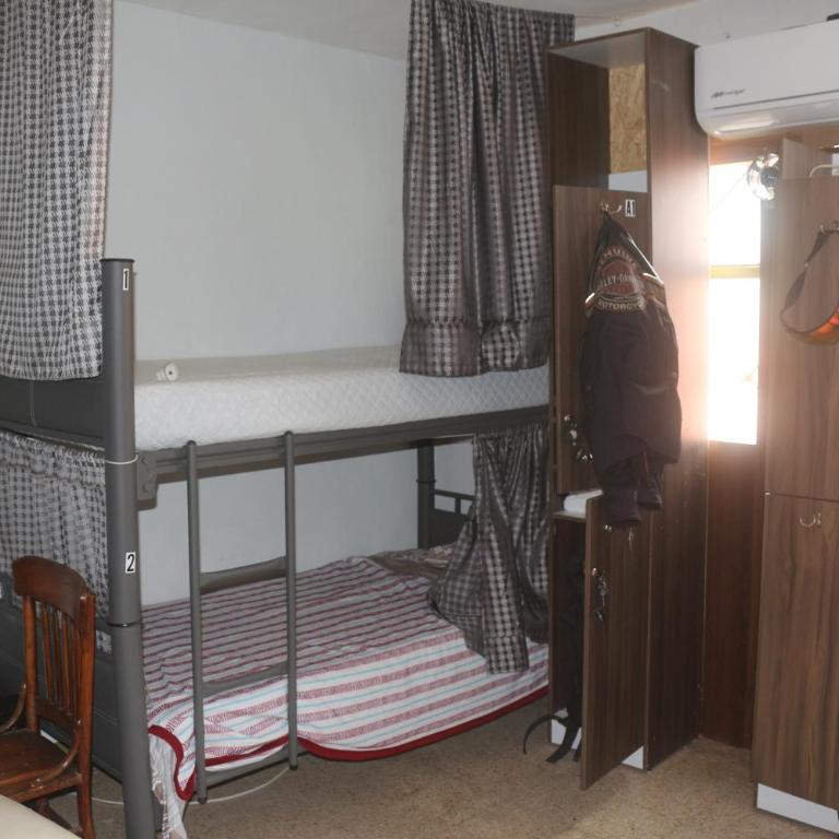 Casa SoLuna Hostel - Cama individual en habitación compartida masculina, equipada con baño compartido. - 3