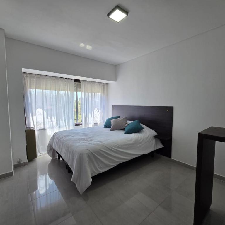 Monoambiente céntrico Nqn, excelente vista - Estudio con 1 cama grande - 8
