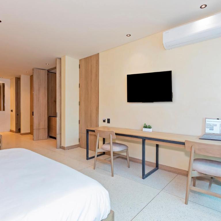 Iconik Hotel - Studio with Spa Bath - 3