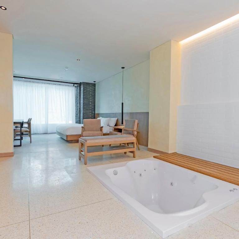 Iconik Hotel - Studio with Spa Bath - 5