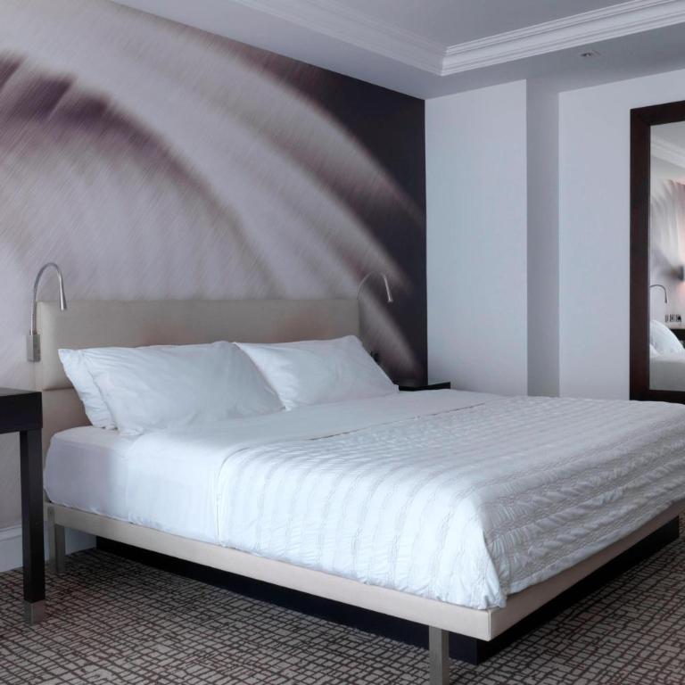 Le Méridien Beach Plaza - Deluxe Zimmer mit Kingsize-Bett, seitlichem Meerblick und Balkon - 3