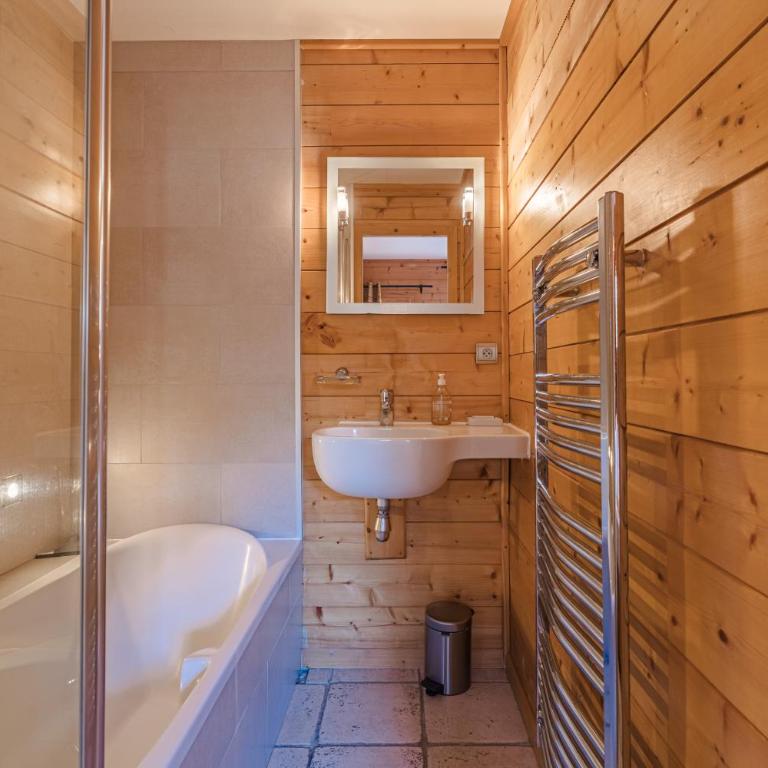 Cosy 4 bedroom chalet with hot tub (Chalet Velours) - Chalet - 22