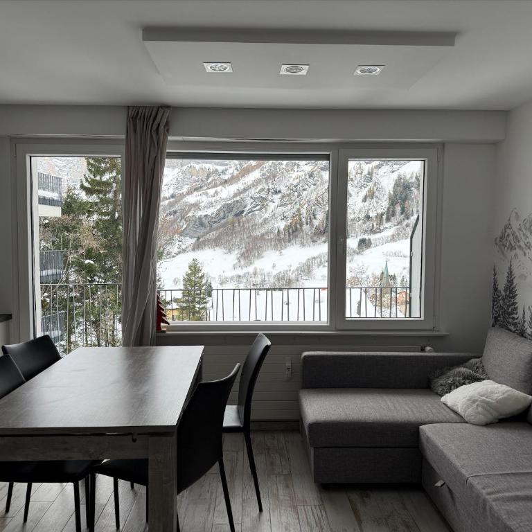 Renovated Studio | Dream Views • Balcony • Free Parking - Apartamento de 1 dormitorio - 1
