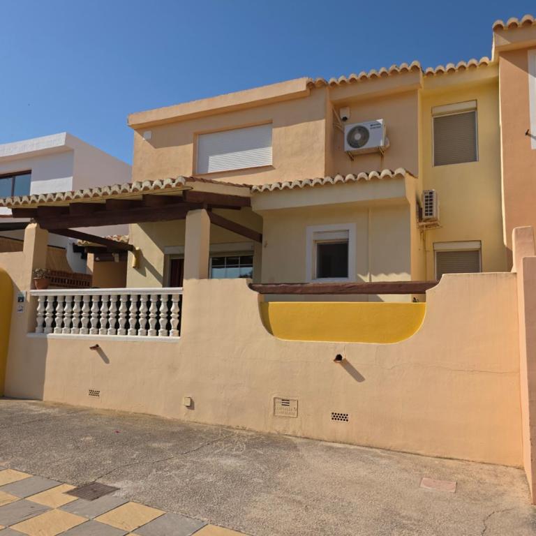 Bungalow con piscina 28 - Three-Bedroom House - 2