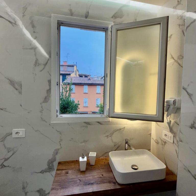 A stone's throw from the Duomo - Three-Bedroom Apartment - 8
