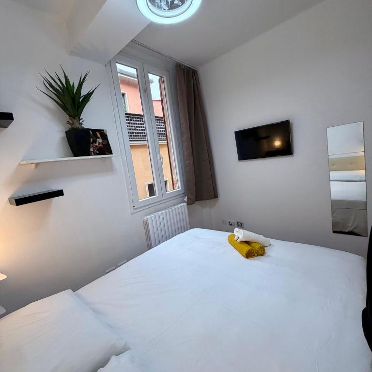 A stone's throw from the Duomo - Three-Bedroom Apartment - 12