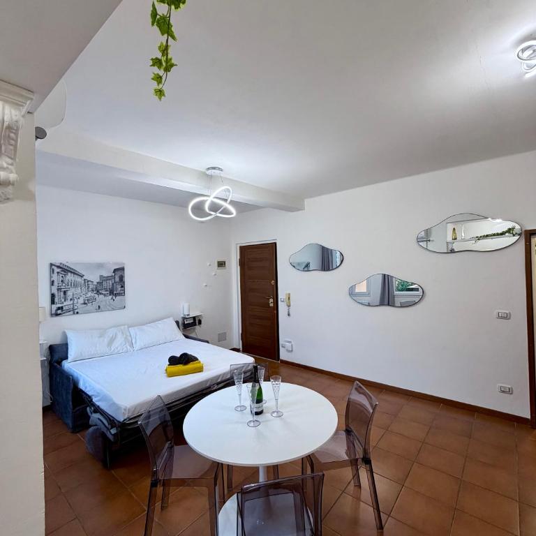 A stone's throw from the Duomo - Three-Bedroom Apartment - 18