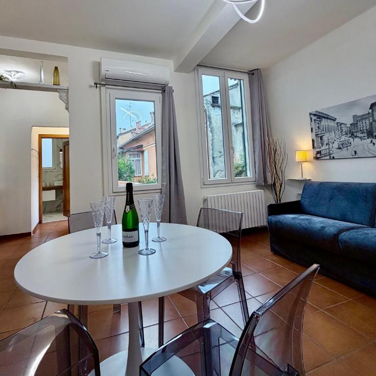 A stone's throw from the Duomo - Three-Bedroom Apartment - 1