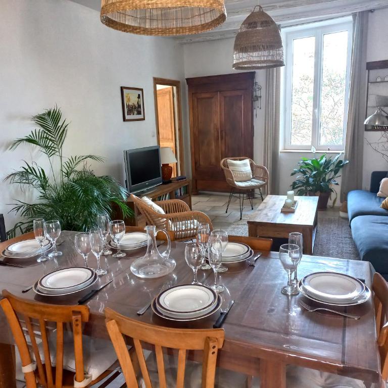 Le Logis du Moulin Gîte avec Jacuzzi, à 800m de la Cité Médiévale - Three-Bedroom House - 6