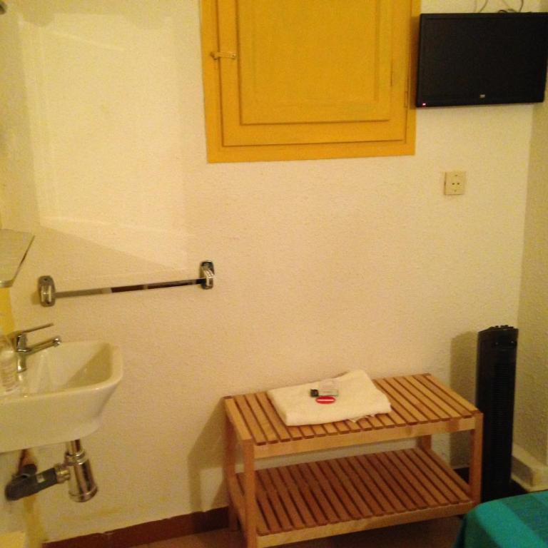 Hostal Delfos - Basic Triple Room with Shared Bathroom - 3