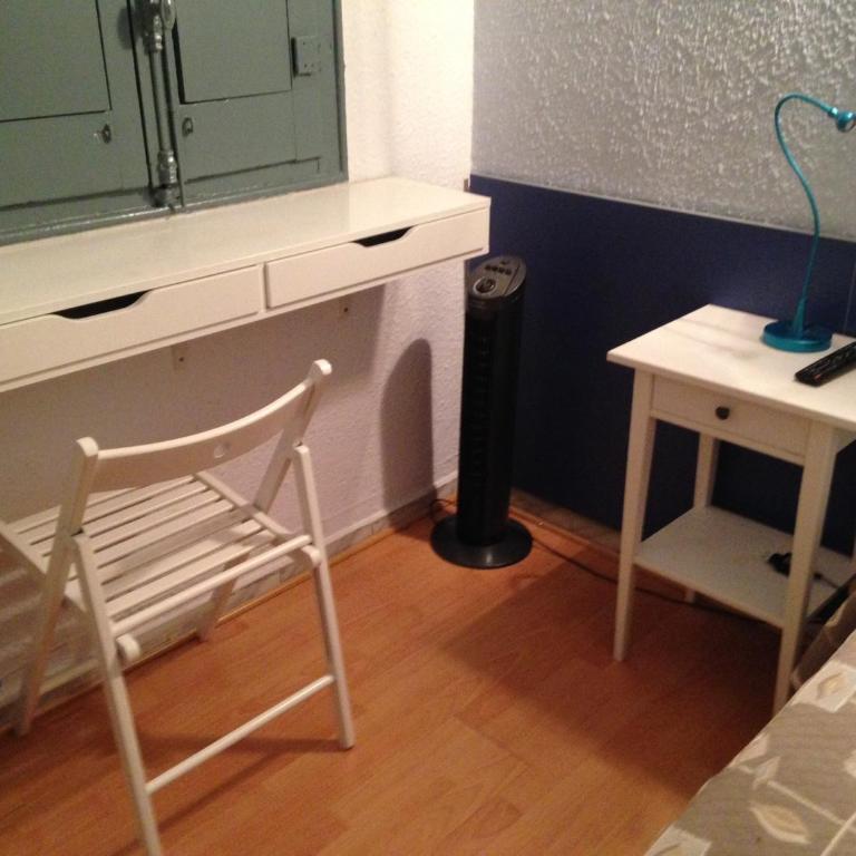 Hostal Delfos - Single Room with Shared Bathroom - 3