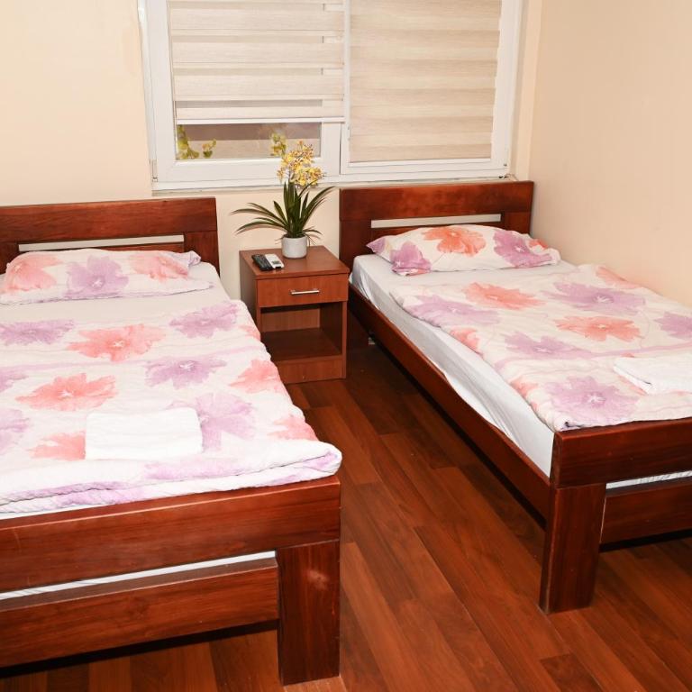 Hostel Prag Hill - Dvokrevetna Soba sa Zasebnim Krevetima i Zajedničkim Kupatilom - 1