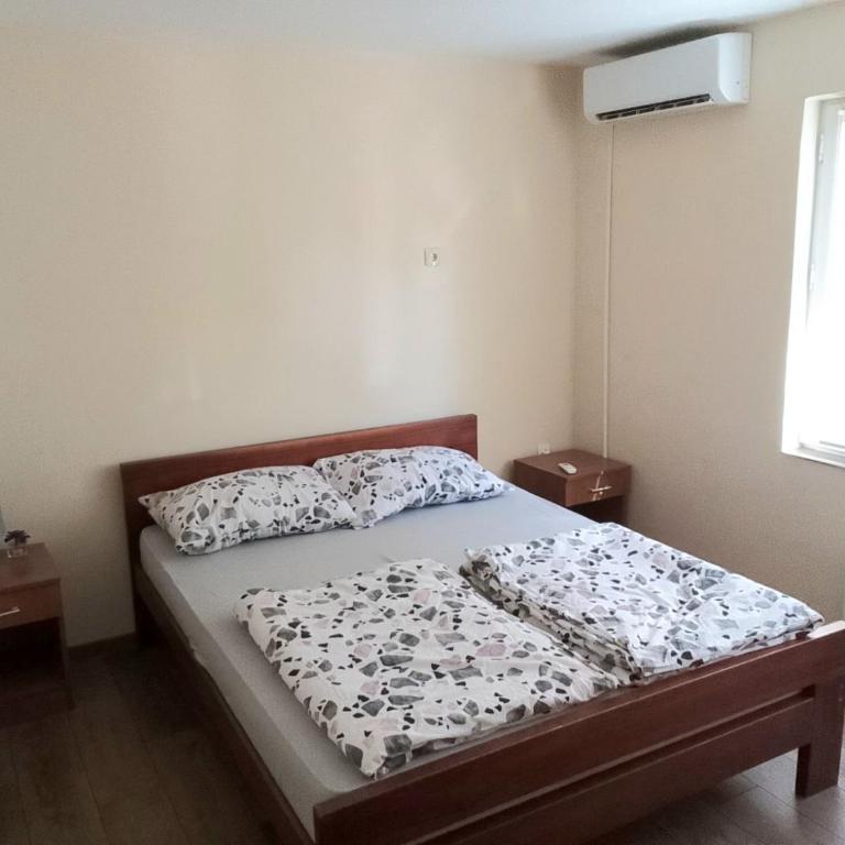 Hostel Prag Hill - Dvokrevetna Soba sa Bračnim Krevetom i Sopstvenim Kupatilom - 1