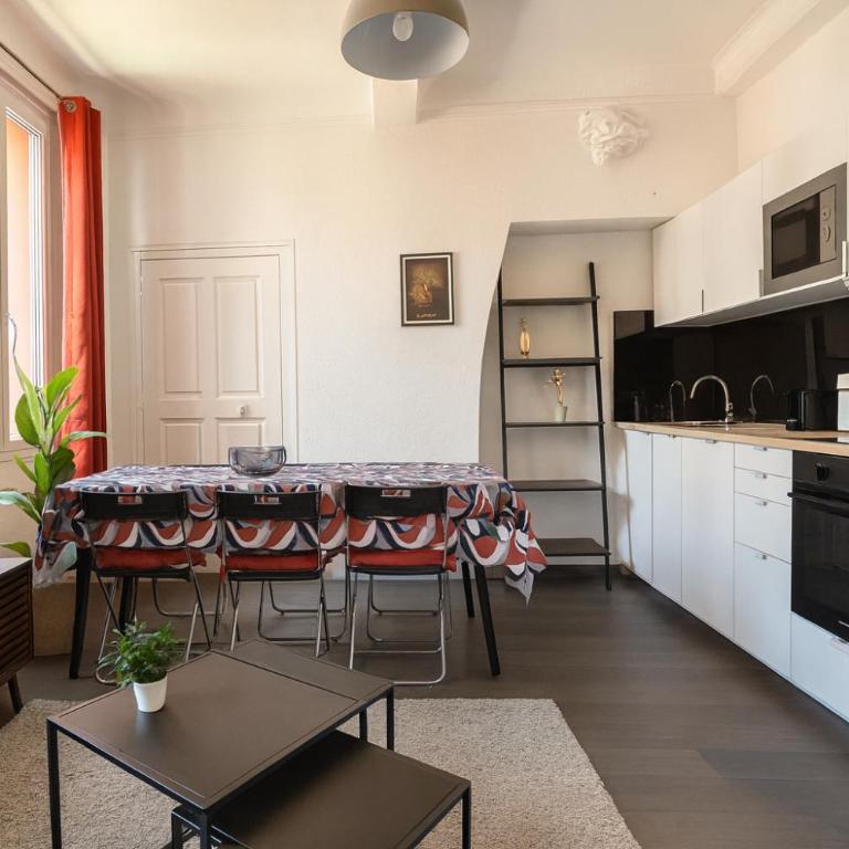 Centre ville - cosy appartement - sous les parapluies - Three-Bedroom Apartment - 6
