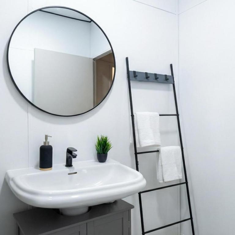 Brand-New 2BR Apt Near Center - FREE Parking - Apartamento de 2 dormitorios - 13