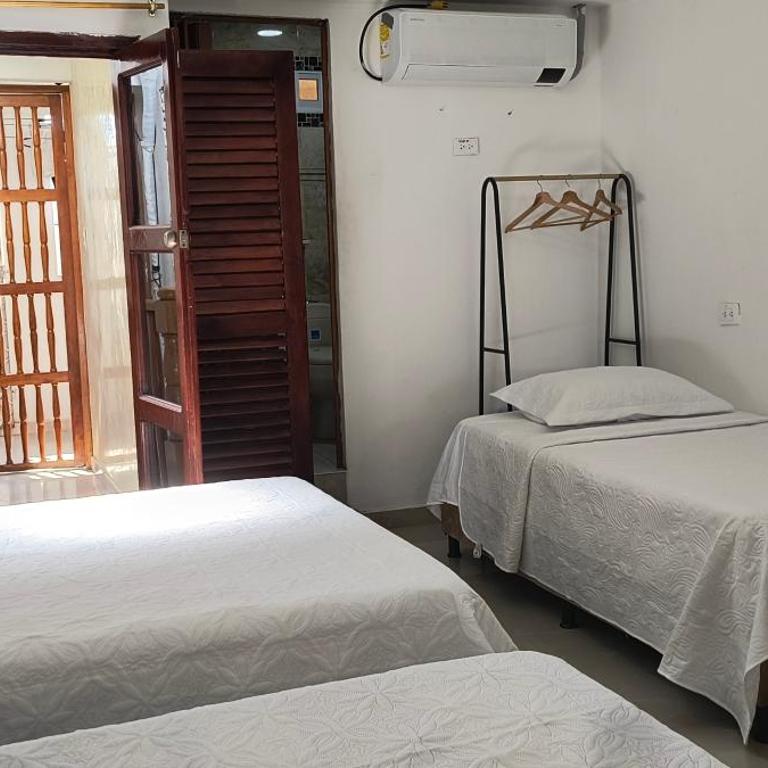 Hostal Casa de las Americas - Habitación Familiar con baño - 4