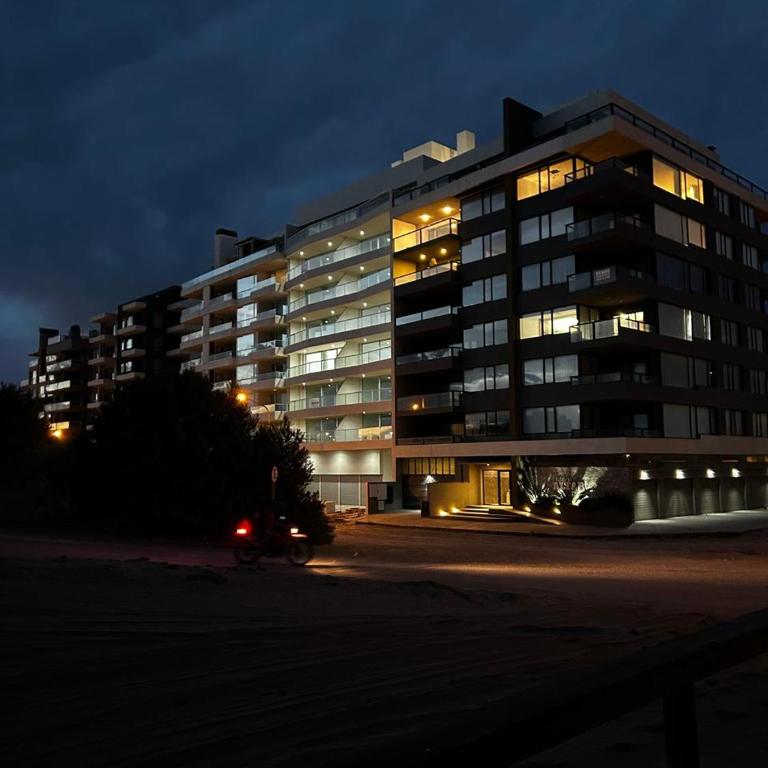Departamento Premium frente al mar en Monte del Este - Apartamento de 2 dormitorios con balcón y vistas al mar - 19