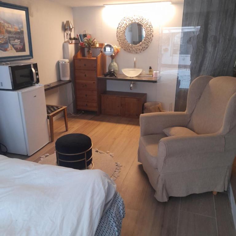 Escala Tolosa - Studio with Pool View - 7