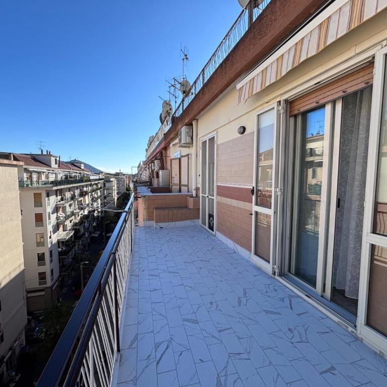 Salerno a due passi dal mare - Appartamento con 3 Camere da Letto e con Balcone - 2