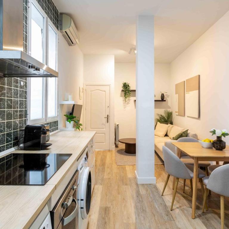 Bright & Spacious 2-BD Apartment in Chueca - Apartment - 1