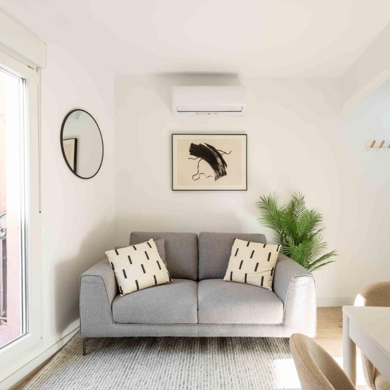 Comfortable 2BR Apartment near Plaza Castilla - Apartment - 1