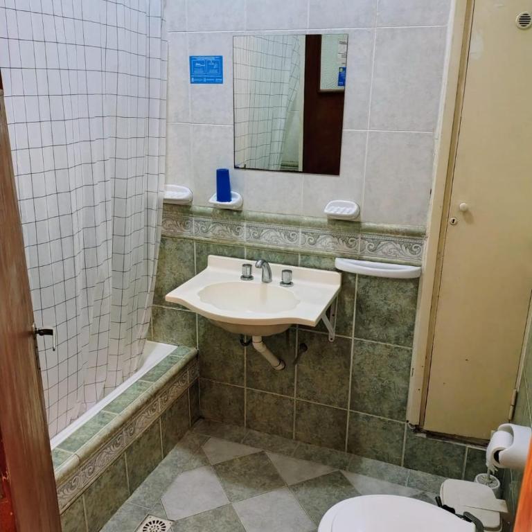 Apart Hotel RITZ - Habitación Familiar con baño privado - 4