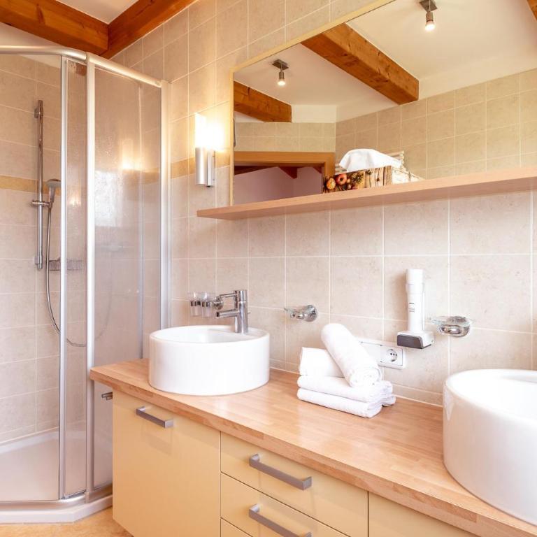 Gasthof Hotel Handlerhof - Suite mit einer Dusche - 3