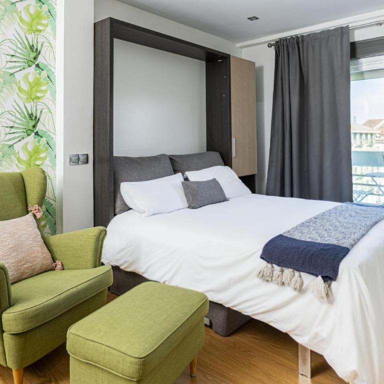 Cozy studio overlooking Pedro Zerolo Square - Apartment - 2