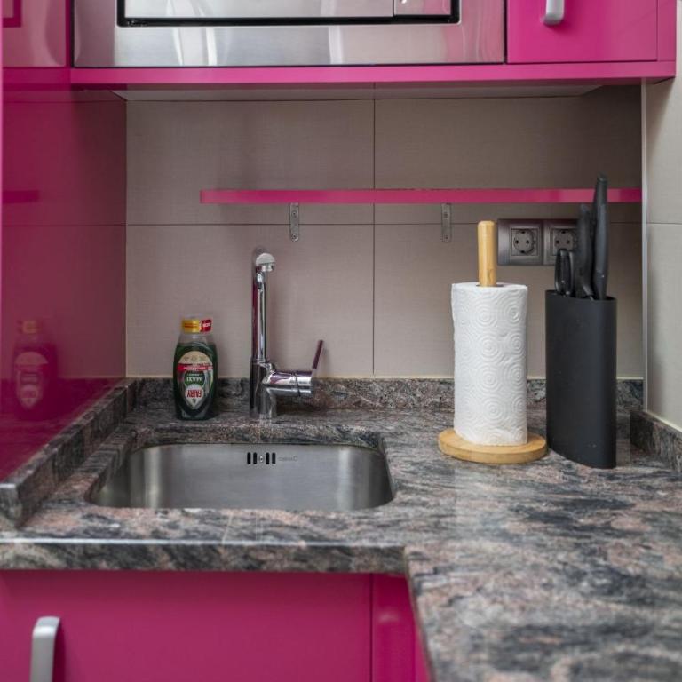 Cozy studio overlooking Pedro Zerolo Square - Apartment - 3