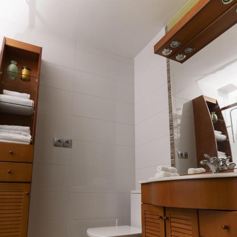 Cozy studio overlooking Pedro Zerolo Square - Apartment - 8